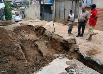 Vecinos aseguran que han aumentado los accidentes y con las precipitaciones las condiciones han desmejorado; “cada día el hueco se hace más grande”