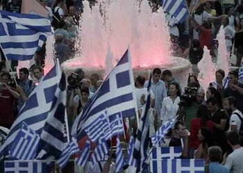 Miles de partidarios del “No” afluían a la plaza Syntagma, en el centro de Atenas, para festejar la amplia victoria lograda en el referéndum celebrado este domingo en Grecia