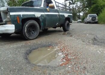 El transporte es pésimo en la zona, pasajeros tardan hasta dos horas en la parada; choferes afirman que las condiciones de la vialidad tampoco ayudan mucho