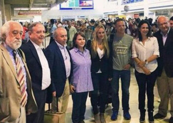 Momentos en los cuales los senadores eran recibidos por Lilian Tintori y Mitzy de Ledezma en el Aeropuerto Nacional Simón Bolívar