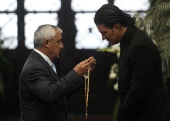 Arjona, el principal artista guatemalteco en el plano internacional, recibió la máxima condecoración nacional en marzo de 2013 de manos de Pérez, quien enfrenta una investigación legislativa.