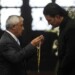 Arjona, el principal artista guatemalteco en el plano internacional, recibió la máxima condecoración nacional en marzo de 2013 de manos de Pérez, quien enfrenta una investigación legislativa.