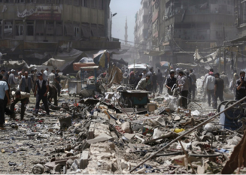 Al menos 50 cuerpos fueron recuperados de edificios derrumbados después de que misiles del ejército sirio impactaran el sábado zonas residenciales en poder de los rebeldes  AGENCIAS