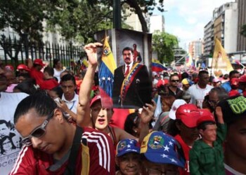 El presidente de la República, Nicolás Maduro, señaló este viernes que “el pueblo de Venezuela y Colombia en la calle dice ‘no al paramilitarismo’ en una sola voz“, y añadió que la frontera seguirá cerrada "hasta que el gobierno colombiano controle el contrabando".