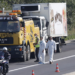 La policía austriaca encontró este jueves los cuerpos en descomposición de decenas de inmigrantes en un camión en Austria  AGENCIAS