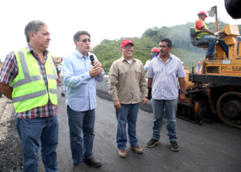 El presidente de Corpomiranda, Elías Jaua, junto al ministro del poder popular para el transporte, Haiman El Troudi, en momentos que inspeccionaban los trabajos