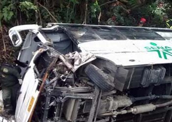 El vehículo se accidentó en la vía que conduce del Aeropuerto Internacional Palonegro a la ciudad de Bucaramanga, capital del departamento de Santander