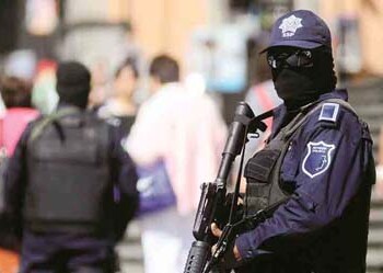 Testigos presenciales refieren que un comando integrado por cinco personas con armas de alto poder se dirigieron directamente contra estas personas y dispararon en su contra