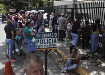 Las colas no se hicieron esperar para la compra de leche entera