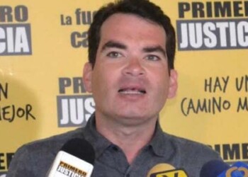 A juicio de Guanipa, el gran debate de esta campaña electoral se dará con los candidatos del “continuismo y la crisis” contra quienes quieren una Asamblea Nacional que resuelva los problemas de la gente y salir de este drama que están viviendo”