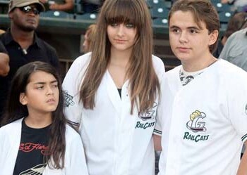 Los tres hijos de Michael permanecen al cuidado de la madre del cantante, Katherine (85), cuya mansión Hayvenhurst fue renovada, con un coste total de 513.000 dólares