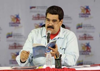 Maduro afirmó este hecho lo provocó el paramilitarismo el suceso en el que resultaron heridos los uniformados venezolanos agregando que esta sería una prueba más de cómo estos grupos armados “han sido traídos a Venezuela”