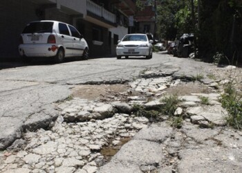 “No hay suministro de agua por tuberías y cuando llega sale sucia y hedionda”