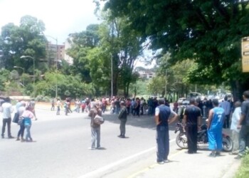 Consumidores pasaron más de 12 horas en cola y luego fue que les dijeron que no llegaría mercancía