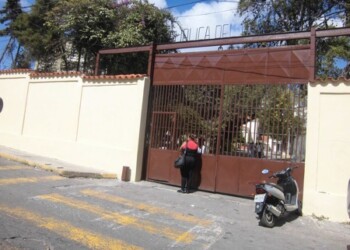Desde la semana pasada está intentando inscribir a su hijo pero no se le permite la entrada al plantel