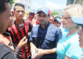 Capriles realizó casa por casa en Guatire.