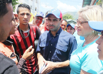 Capriles realizó casa por casa en Guatire.