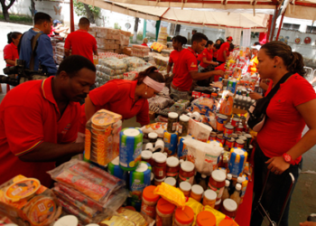 Unas 10 toneladas de alimentos entre pollo regulado, pescado, frutas, verduras, hortalizas, charcutería y embutidos a precio justo pudieron adquirir los trabajadores. ARCHIVO