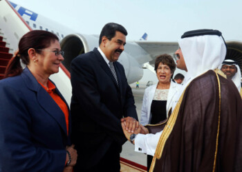 En el Aeropuerto Internacional Hamad de Doha, el jefe de Estado Nicolás Madurp fue recibido por autoridades cataríes con quienes evaluaría acciones en conjunto que favorezcan la estabilización del precio del crudo.