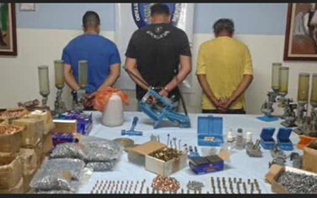 El alijo incluye 14.000 fulminantes de fabricación estadounidense, 1.800 vainas calibre 10 milímetros, 3 cuñetes de pólvora con peso aproximado de 60 kilos y otros equipos