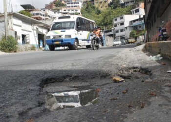 Los huecos y la basura sacan de quicio a los habitantes del sector