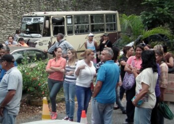 Vecinos del sector Santa Eulalia trancaron uno de los accesos hacia la comunidad para exigir que les restablezcan el servicio de agua potable a la brevedad posible.ARCHIVO