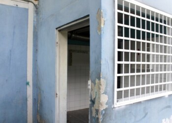 Antisociales causaron destrozos y asaltaron materiales destinados a la remodelación de la institución.