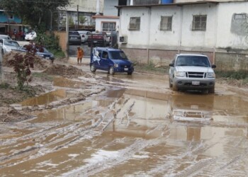 La vía principal de Alberto Ravell se inundó tras el torrencial palo de agua