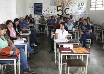 40 profesores estuvieron presentes en conversatorio