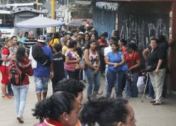 Llegada de champú y crema dental  generó mega cola en perfumería. ARCHIVO