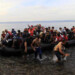El navío transportaba a 112 personas, incluyendo a cuatro bebes y diez niños y niñas, cuando zozobró frente a la isla de Farmakonisi, en el sur del mar Egeo