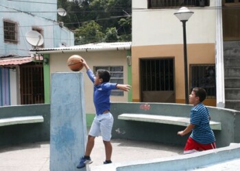 Chamos de la comunidad hacen deporte en plena calle y son propensos a ser atropellados por los vehículos que circulan a toda velocidad por la vía principal del sector