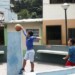 Chamos de la comunidad hacen deporte en plena calle y son propensos a ser atropellados por los vehículos que circulan a toda velocidad por la vía principal del sector