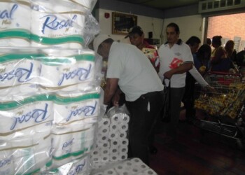 Vendieron un paquete de papel higiénico por persona