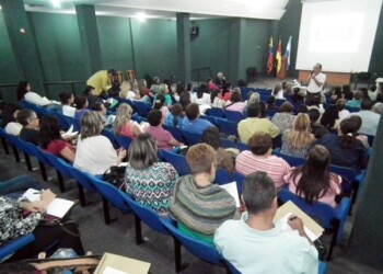 Directivos de las escuelas asistieron a la asamblea para recibir su certificado