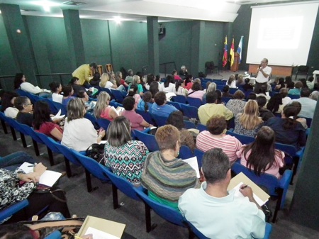 Directivos de las escuelas asistieron a la asamblea para recibir su certificado