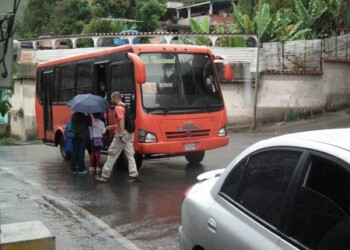 Transeúntes y transporte público no se salvan de los atracos diarios