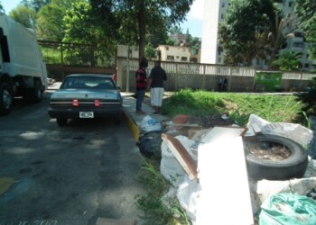 Los trabajadores que recogen la basura se niegan rotundamente a llevarse los escombros del sitio