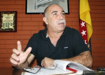La premisa de Mencías es culminar el año escolar sin disturbios por parte del alumnado