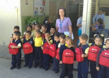 Los alumnos posaron contentos con sus nuevos bolsos