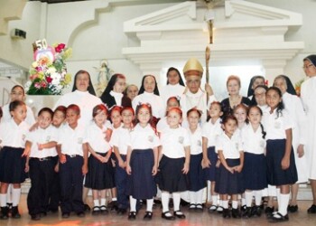La catedral se llenó durante la misa en honor a los 50 años del plantel