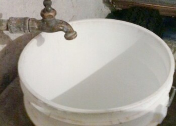 Vecinos deben llenar tobos y pipotes para almacenar el preciado liquido