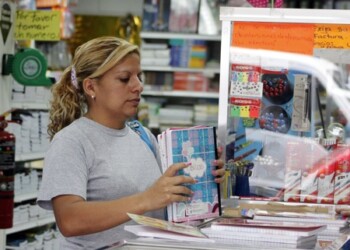 Pese al aumento salarial, los representantes se las ven color de hormiga para comprar todos los útiles