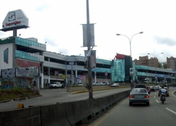 El cruce hacia el centro comercial se convirtió en una pesadilla para los peatones del lugar