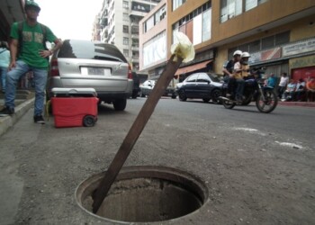 La alcantarilla representa un peligro para peatones y conductores