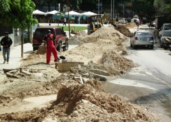 Debido a los trabajos en la calle solo hay un canal habilitado para la circulación de los vehículos