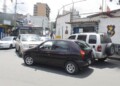 Choferes se estacionan en la entrada del colegio, causando insoportables trancas en el sector