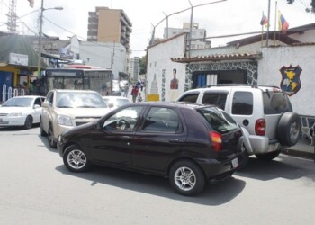 Choferes se estacionan en la entrada del colegio, causando insoportables trancas en el sector