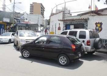La cola en las horas pico se tornan infernales con los automóviles que obstaculizan la vía