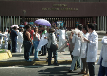 Pacientes, enfermeros, camilleros y médicos intentaron auxiliar a Ochoa pero el hombre murió antes de poder llegar al área requerida